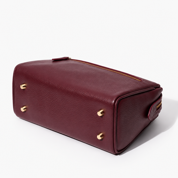 THE ESSENTIALS CLUTCH