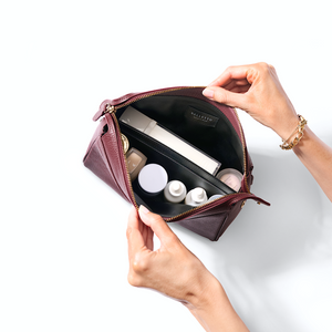 THE ESSENTIALS CLUTCH